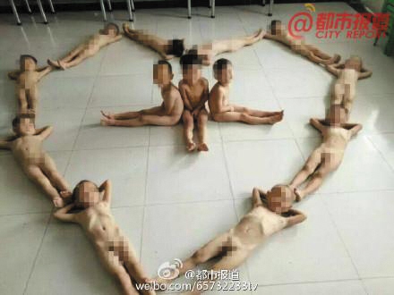 男童被集体拍裸照。选自《京华时报》