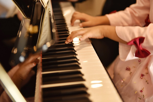 会弹钢琴的少儿有何与众不同?