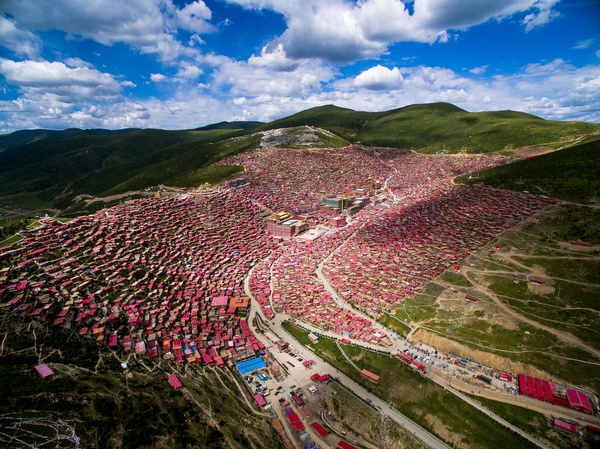 空中俯瞰色达喇荣五明佛学院震撼全景