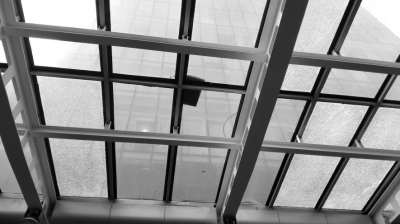 铁轨上方的玻璃破裂。京华时报记者樊瑞摄