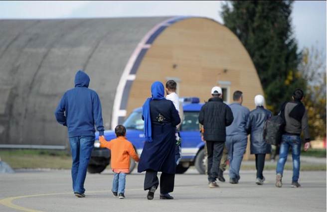 不少女性难民及孩童在逃往欧洲途中,卖身给蛇头换取旅费,或是忍受被性侵以求活命机会。
