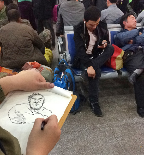 画完一个,一位围观的小伙子,忍不住对她说:能不能帮我画一张?她摇头.