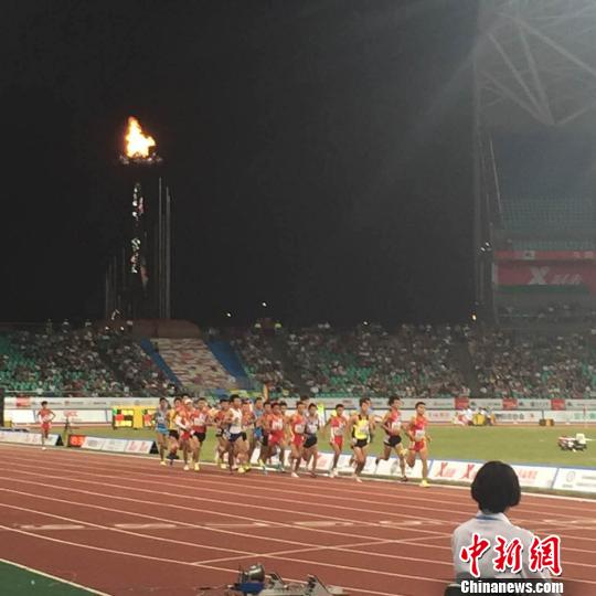 23日晚，首届全国青年运动会田径男子3000米决赛举行，新疆“雄鹰”翱翔赛场。 张羽 摄