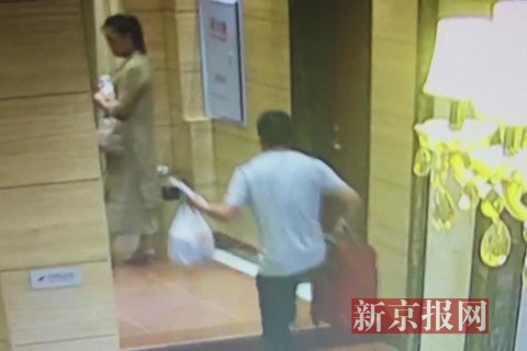 韩某在前台办理入住后,与女子进入宾馆电梯。监控视频截图