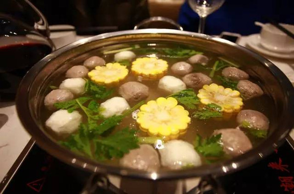 清汤火锅,看似清水,实则高汤,都用的是牛骨头熬制成的高汤做底,鲜美