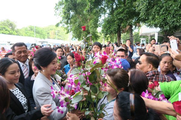 快讯:泰国前总理英拉出庭 民众献花鼓励