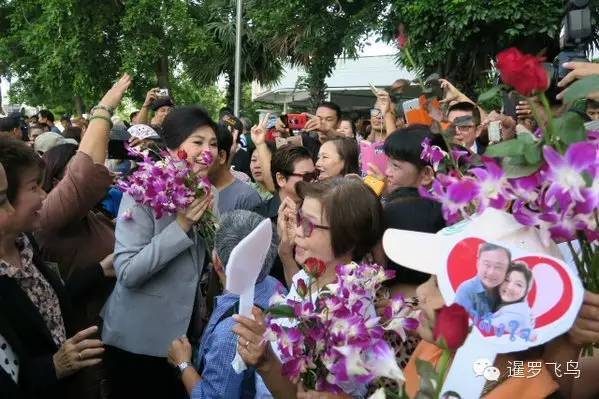 快讯:泰国前总理英拉出庭 民众献花鼓励