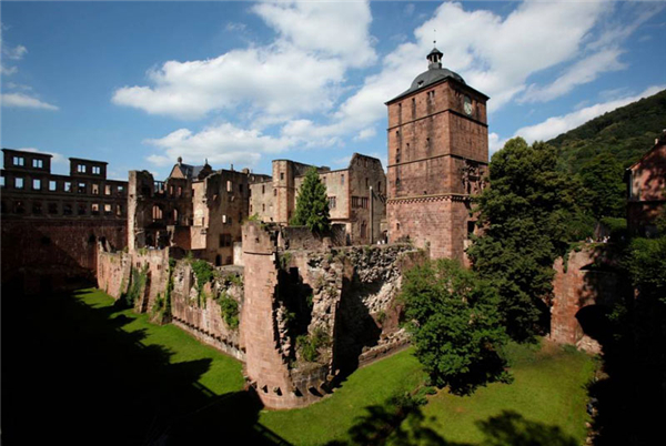 遗产瓦尔特堡位于德国图林根州爱森纳赫市城西的小山上,为罗曼式建筑