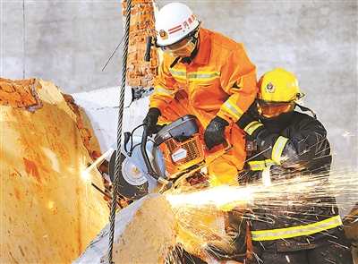 消防员正在现场切割供图/新华社