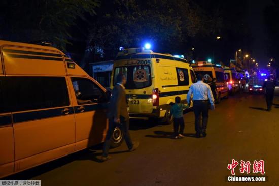 当地时间2015年10月31日，救护车将遇难者遗体运抵埃及首都开罗。一架从埃及沙姆沙伊赫飞往俄罗斯圣彼得堡的俄罗斯客机31日清晨起飞后不久坠毁于埃及西奈半岛阿里什地区南部的哈桑纳山区。机上共有217名乘客和7名机组人员，乘客多为俄罗斯游客。 视频：俄坠毁客机遇难者家属机场痛哭 来源:央视新闻