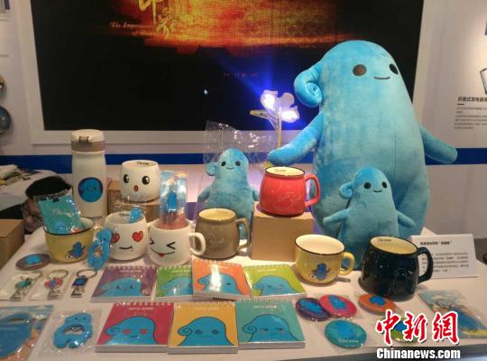 第十届中国北京国际文化创意产业博览会11月1日闭幕。4天的活动中，诸多青年创意点亮了文博会。图为北京印刷学院许笙慧设计的青海湖吉祥物“蓝嘟嘟”。 曾鼐 摄