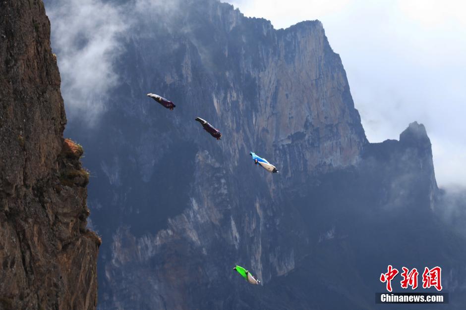 11月2日,云南省昭通市昭阳区大山包,翼装飞行员在空中飞行