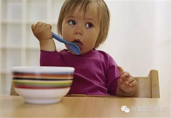 幼儿正确握勺的示范图图片