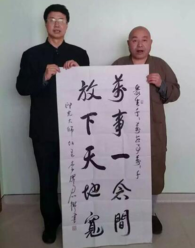 李耀君先生向印光大師曾修行圓寂的蘇州靈巖山寺弘法法師贈送書法