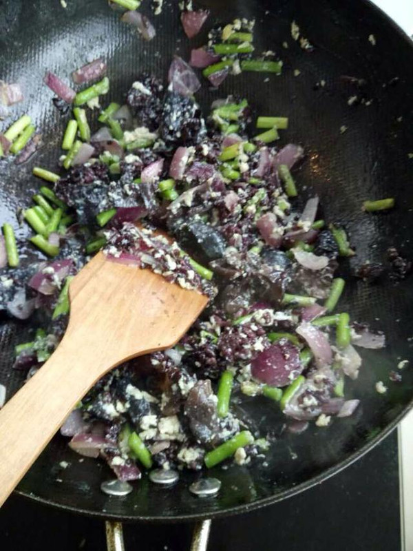 紫米蛋炒飯,黑暗料理界來襲!(還是很美味的)