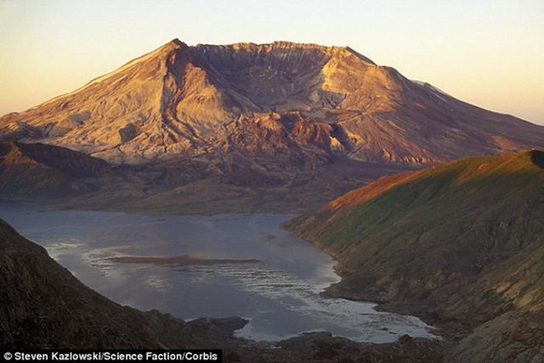 美国圣海伦斯超级火山"蓄势待发"