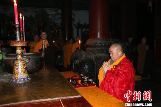 释永信方丈与少林寺僧众在大雄宝殿内上早课 少林寺供图 摄