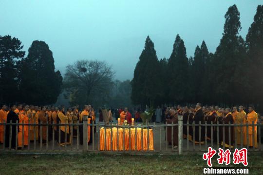 祭祖仪式上,释永信方丈主法。 少林寺供图 摄