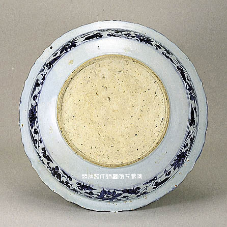 图329 日本东洋陶瓷美术馆藏元代青花牡丹纹盘底部