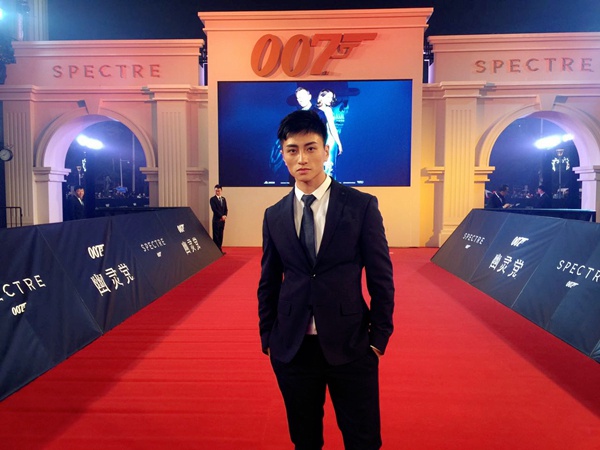 杜珺助陣《007》首映 化身霸氣特工帥翻全場