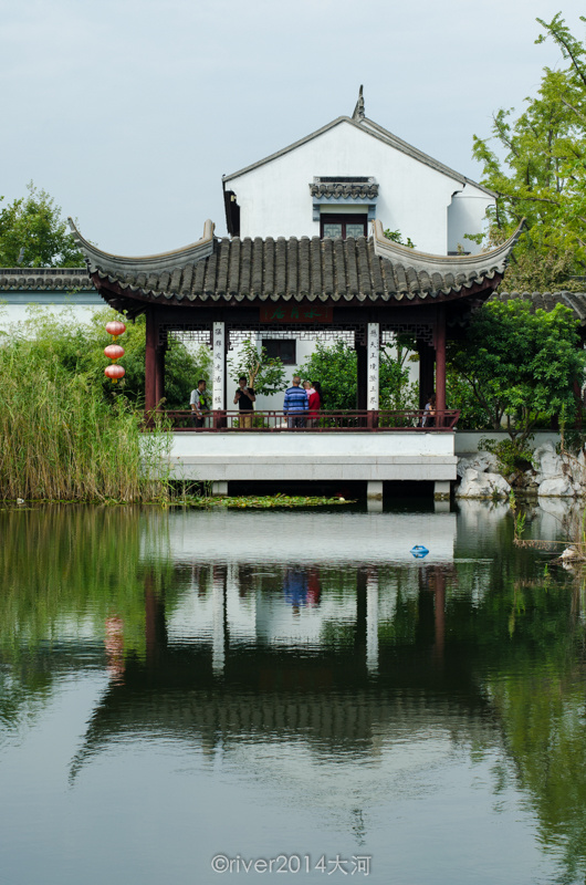 修建的如同苏州园林,有假山,亭台,池水,绿树,一切都是那么自然.