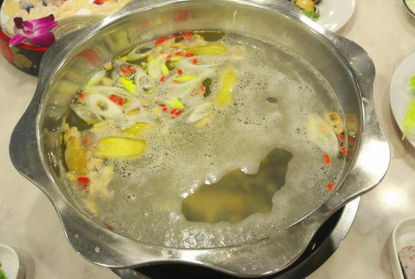 的美味把清水涮成鲜美的汤底,完全不用添加剂,都是货真价实的海鲜汤
