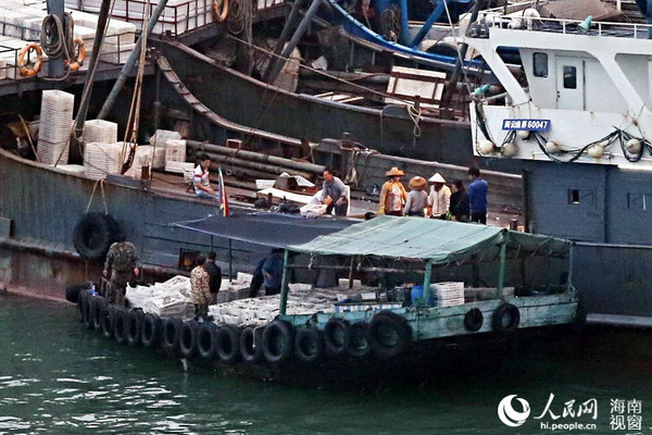 海口出發後的第五站就是白馬井站,距離車站10多分鐘車程的白馬井漁港