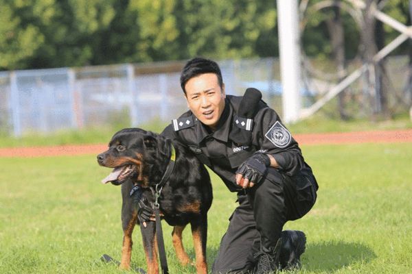 《警花与警犬》拍摄正酣 于和伟训猛犬别具看点于和伟剧照搜狐娱乐讯