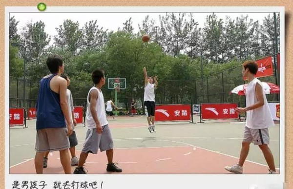 有些不怎么运动的人认为,打篮球,踢足球只是出出汗,锻炼身体而已,其实