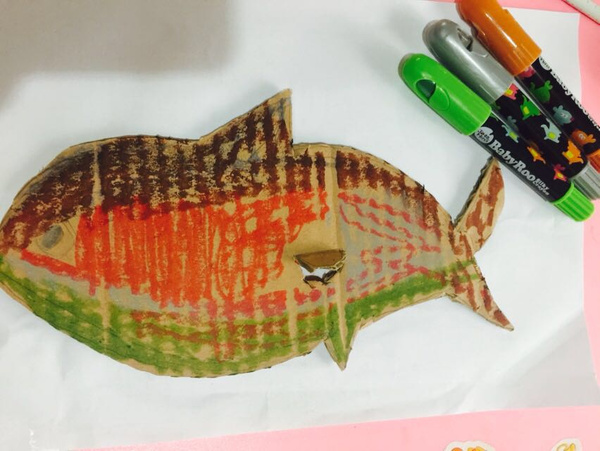剪刀剪出鱼的轮廓,请注意在鱼身体中心部分的那个半圆,剪开但是不要