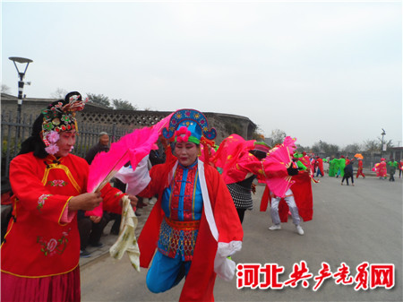 配合宣传讲解,与农村群众进行互动交流"大秧歌"宣传"农村淘宝,老