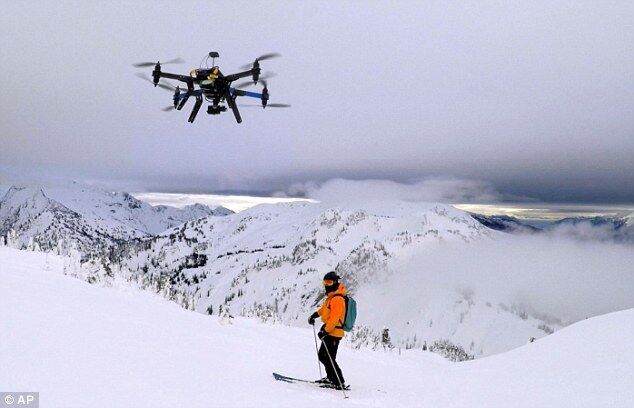 超炫酷!美国无人机为滑雪爱好者拍照服务(图)