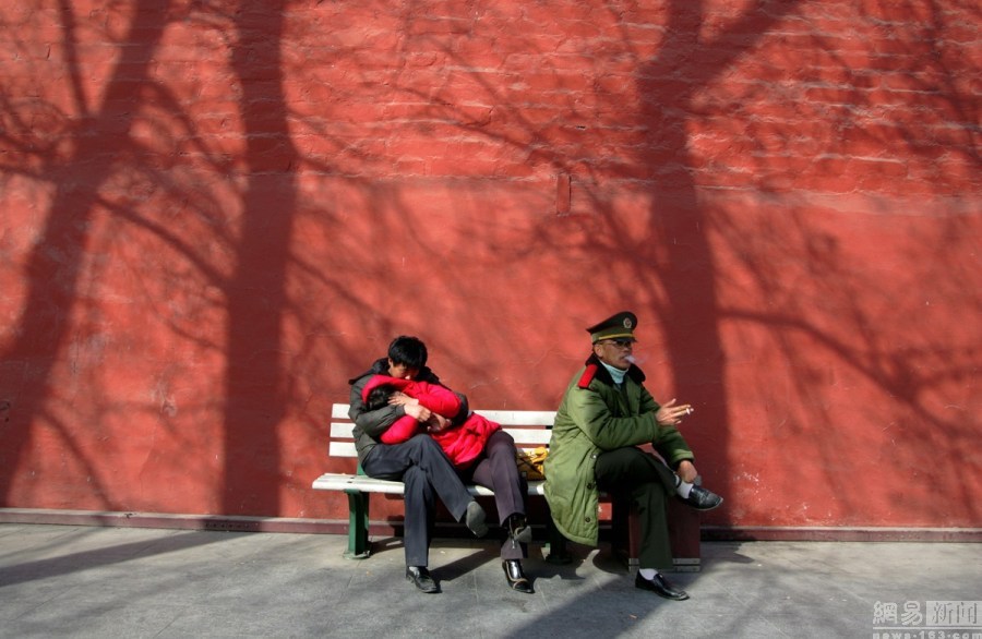 2006年2月14日,北京,一對情侶在紅牆下擁抱. reuters/jason lee