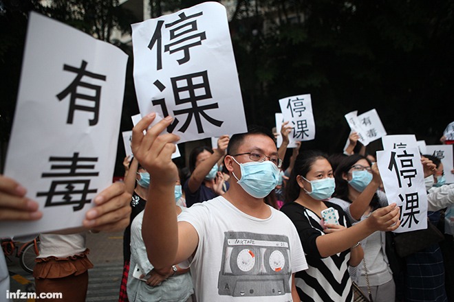 2015年11月4日下午,广东深圳,不少北师大南山附小的家长来到校门口,要求学校立刻停课以保障学生安全。 (东方IC/图) 有害物不止“苯系物”