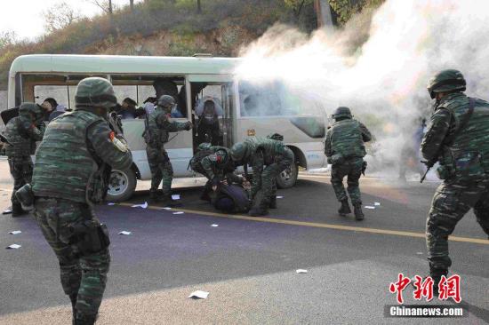 資料圖 雪豹突擊隊舉行反劫持人質演習.cfp視覺中國