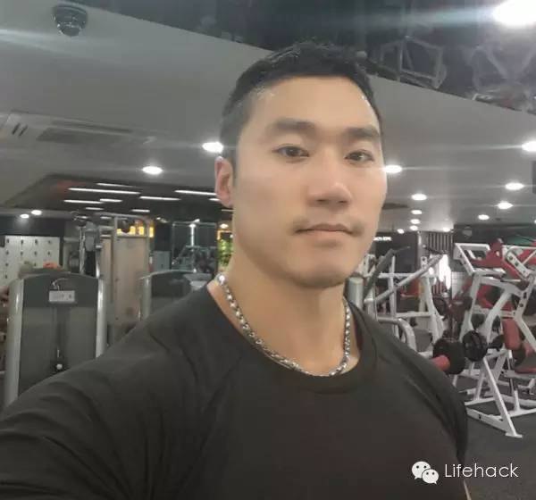 他叫李承哲,光看他的脸蛋,我们都觉得他肯定是一位典型的韩国长腿欧巴