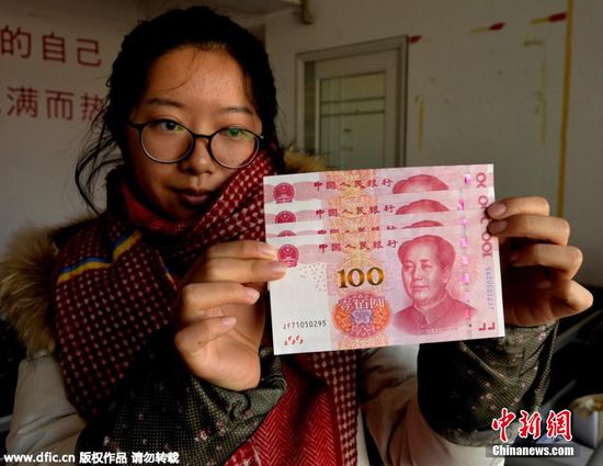 女子1次取出3张疑似错版土豪金百元新钞