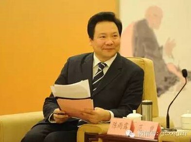 比陈雨露大两岁的方星海,曾先后担任世界银行华盛顿总部经济学家、建设银行协调部主任、上交所副总经理,方星海曾出版多本学术专著。