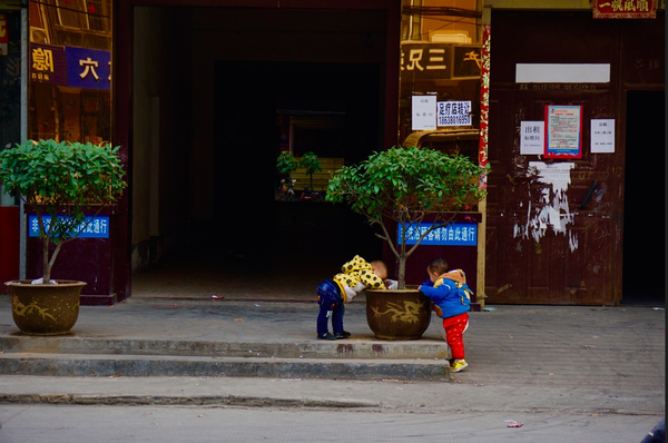 2015年11月13日,河南郑州居住在庙李村的两名儿童于路边玩耍