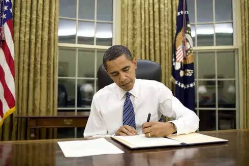 笔尖可以向前,向左,甚至可以向后,看看美国总统奥巴马的写字姿势和