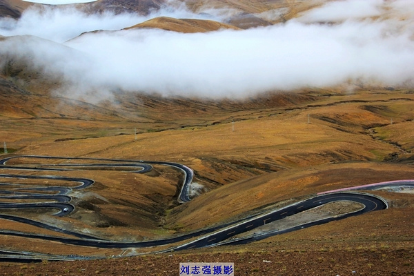 加乌拉山口观景台图片