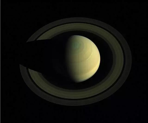 土星光环中有数以百亿计的物质,有细小的微尘也有庞大的巨砾