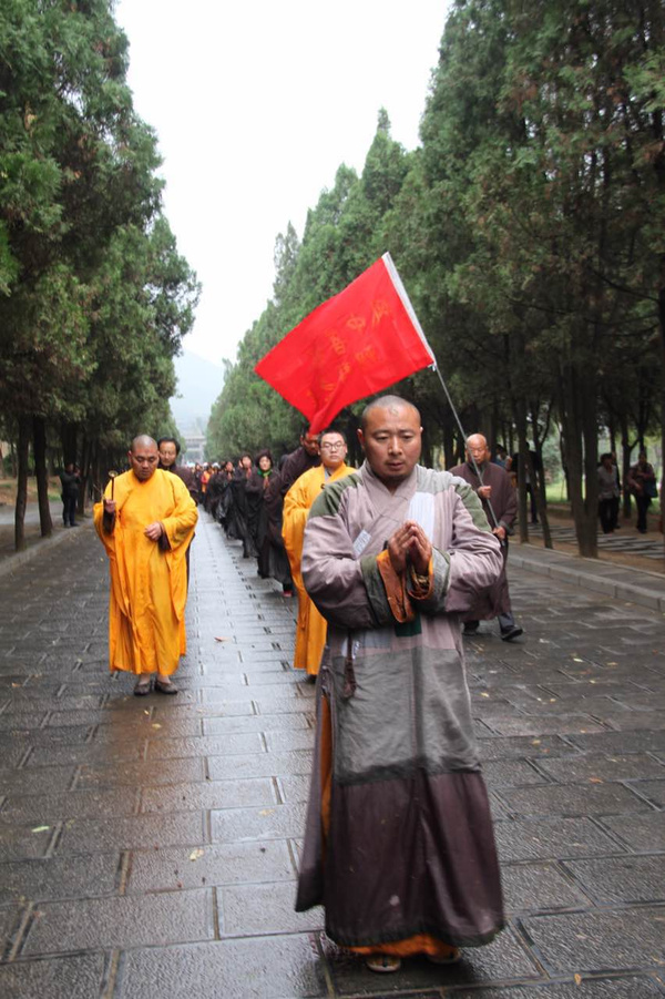 2015年10月,河南许昌白兔寺住持释延极法师发起风中菩提·朝拜少林寺