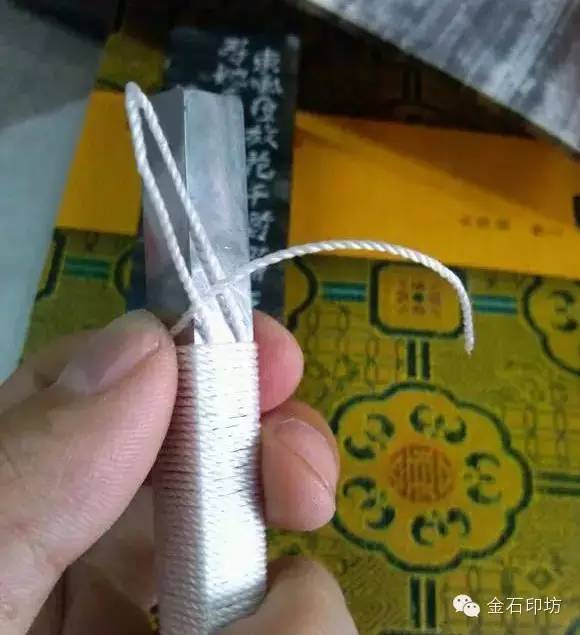 最关键的步骤,把缠的那条线插入环形的线绳里面▼一直重复缠线的动作