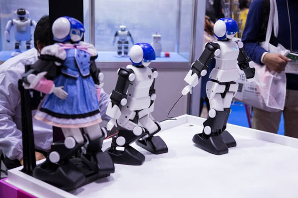日本机器人已经修炼成精 美女能待客小伙懂情感