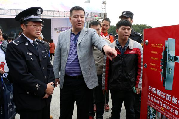 图为深圳市公安局宝安分局党委副书记,政委曹华雄在现场参观(左一)