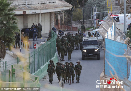 国际在线消息:当地时间2015年12月7日,约旦河西岸希伯伦一名巴勒斯坦人持刀袭击一名以色列人,随后被安全部队成员击毙。事件发生在易卜拉希米清真寺附近,遭袭以色列人重伤送医。