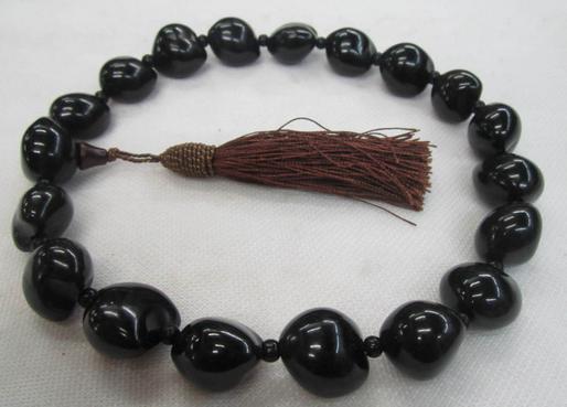 阿修罗菩提子的外形不规则,每一颗都有差别,其大小一般在直径25mm左右