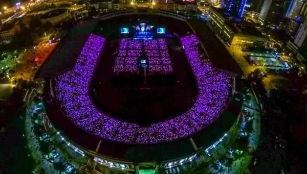 图为俯瞰陕西省体育场举办的周杰伦演唱会.