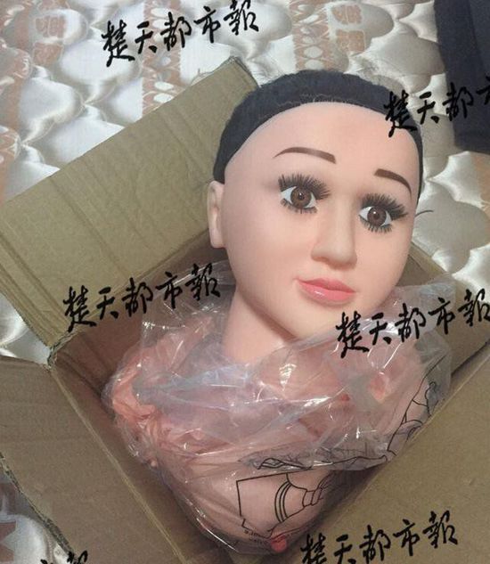 老头网购充气娃娃暖被窝:一充就漏气 简直像鬼(图)